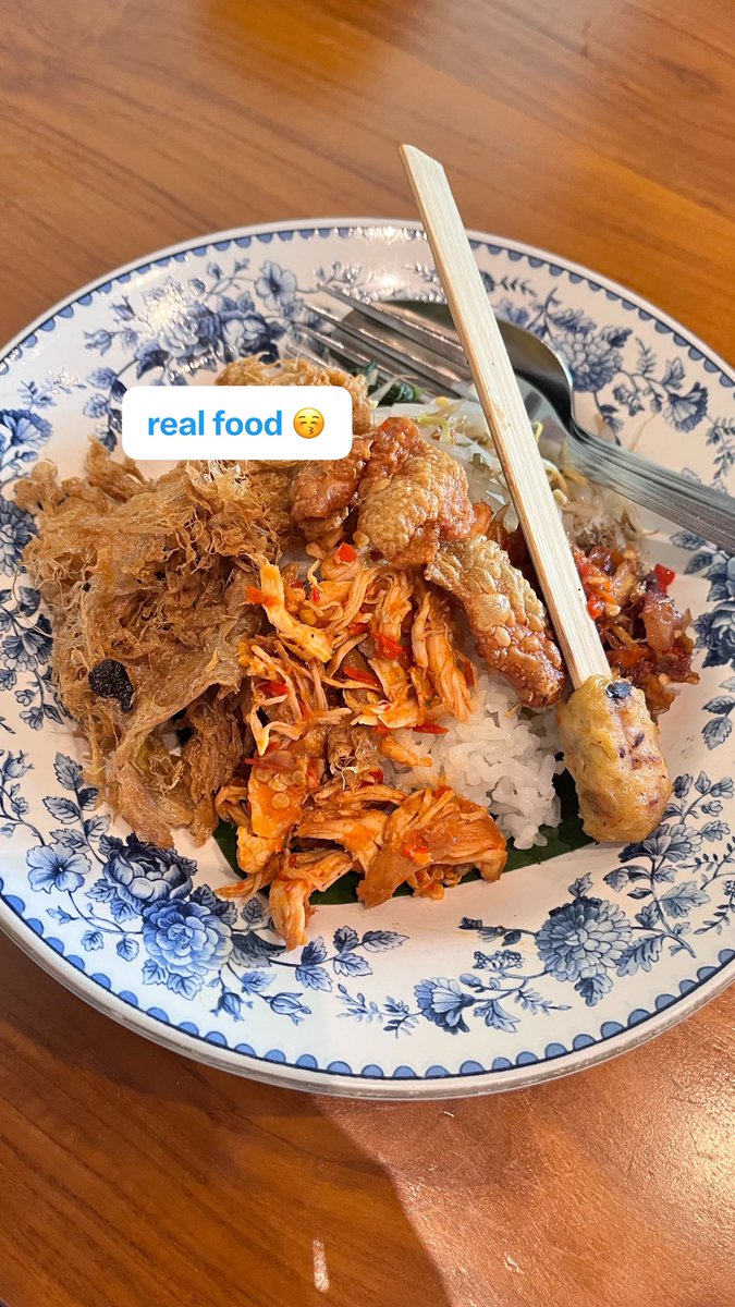 sumettala's tweet photo. sekarang lagi ngurangin makan junk food dan beralih ke real food,  dan hasilnya berat badan aku juga ikutan turun 🥰 https://t.co/EV9RGUSJWu