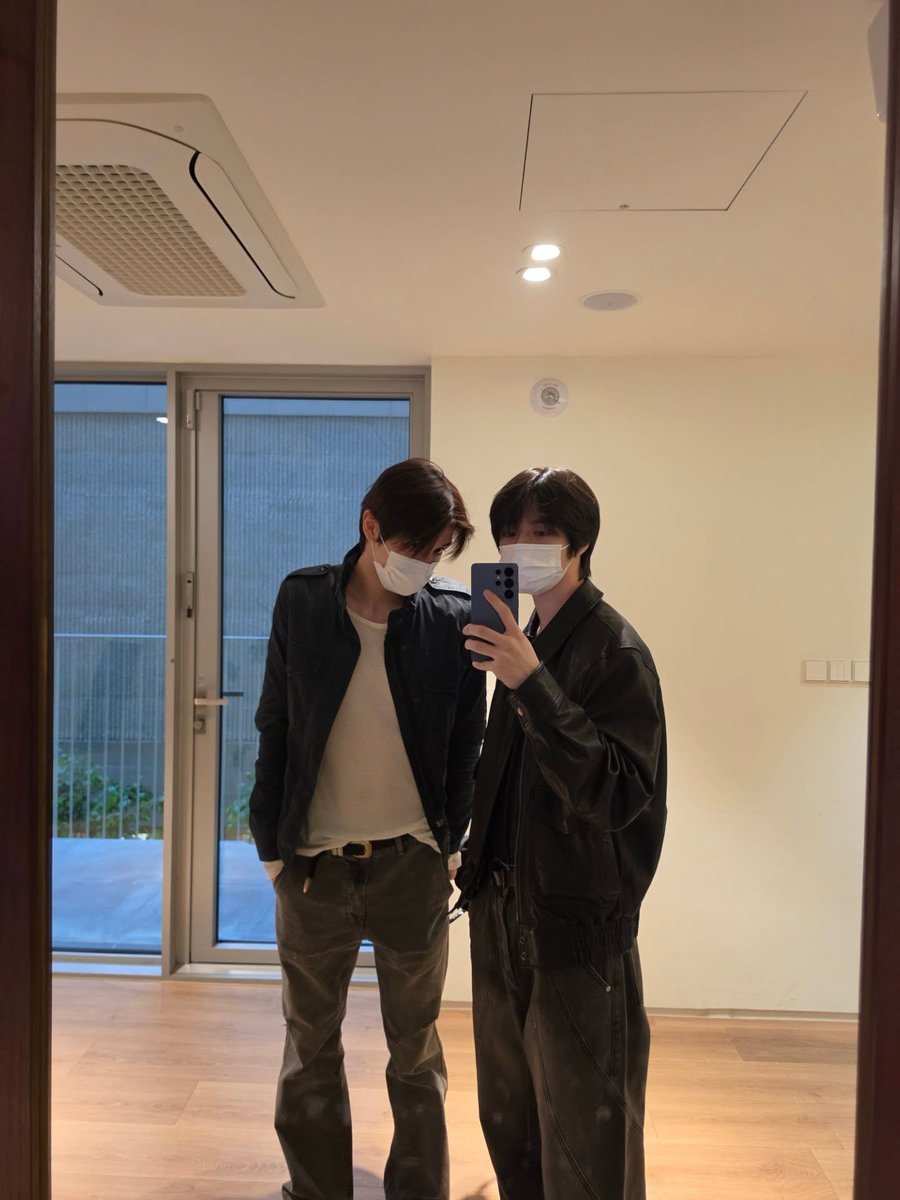 nnkhs83499's tweet photo. そういった志向は無いのですが、フラットに見ても背景が不動産の内見（ぐらい何も無い）で益々謎が深まった
ここはどこ君たちは何をして遊ぶの https://t.co/yuGwNlyErL
