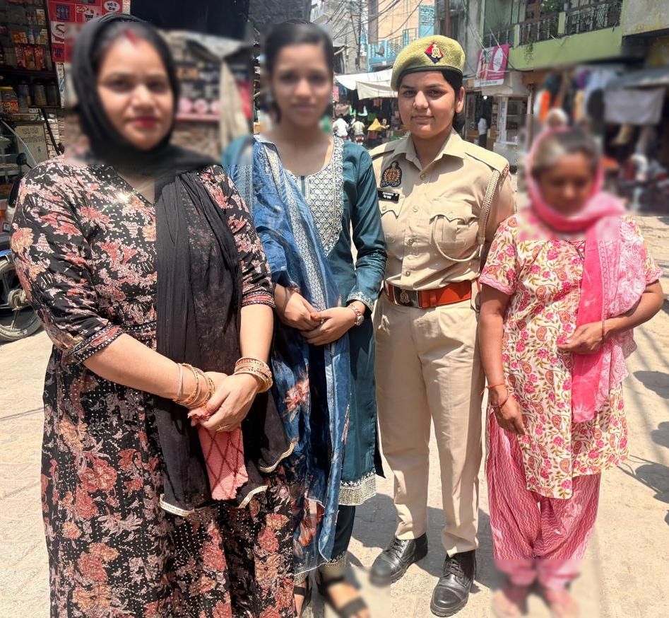 moradabadpolice's tweet image. #SSP @moradabadpolice के निर्देशन में थाना बिलारी पुलिस द्वारा #MissionShakti5 अभियान फेज-5 के तहत थाना क्षेत्रा0 भ्रमणशील रहकर महिलाओं/बालिकाओ को हे0नं0- 1090,112,181,1098,1930,1076 से प्राप्त होने वाली सुविधाओं आदि के बारे में जागरूक किया गया।
#नारी_सुरक्षा_सम्मान_स्वावलंबन