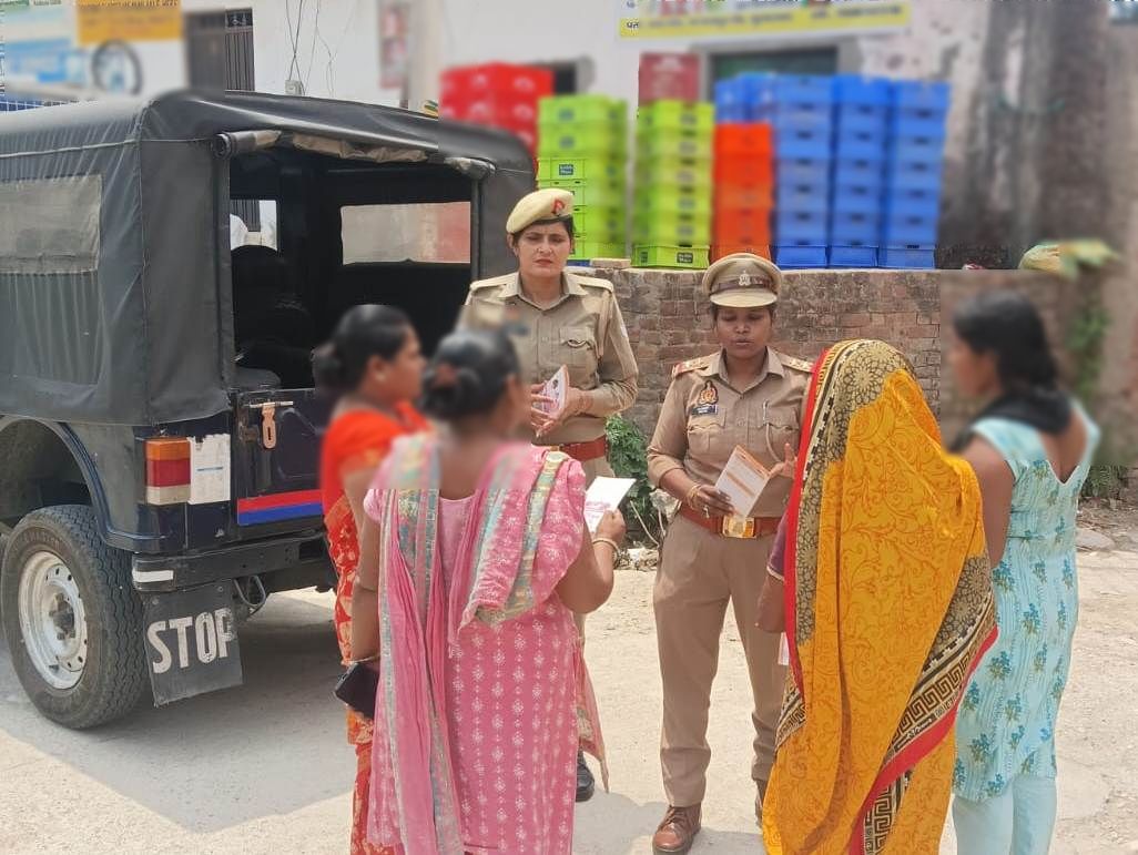 moradabadpolice's tweet image. #SSP @moradabadpolice के निर्देशन में थाना मझोला पुलिस द्वारा #MissionShakti5 अभियान फेज-5 के तहत थाना क्षेत्रा0 भ्रमणशील रहकर महिलाओं/बालिकाओ को हे0नं0- 1090,112,181,1098,1930,1076 से प्राप्त होने वाली सुविधाओं आदि के बारे में जागरूक किया गया।
#नारी_सुरक्षा_सम्मान_स्वावलंबन