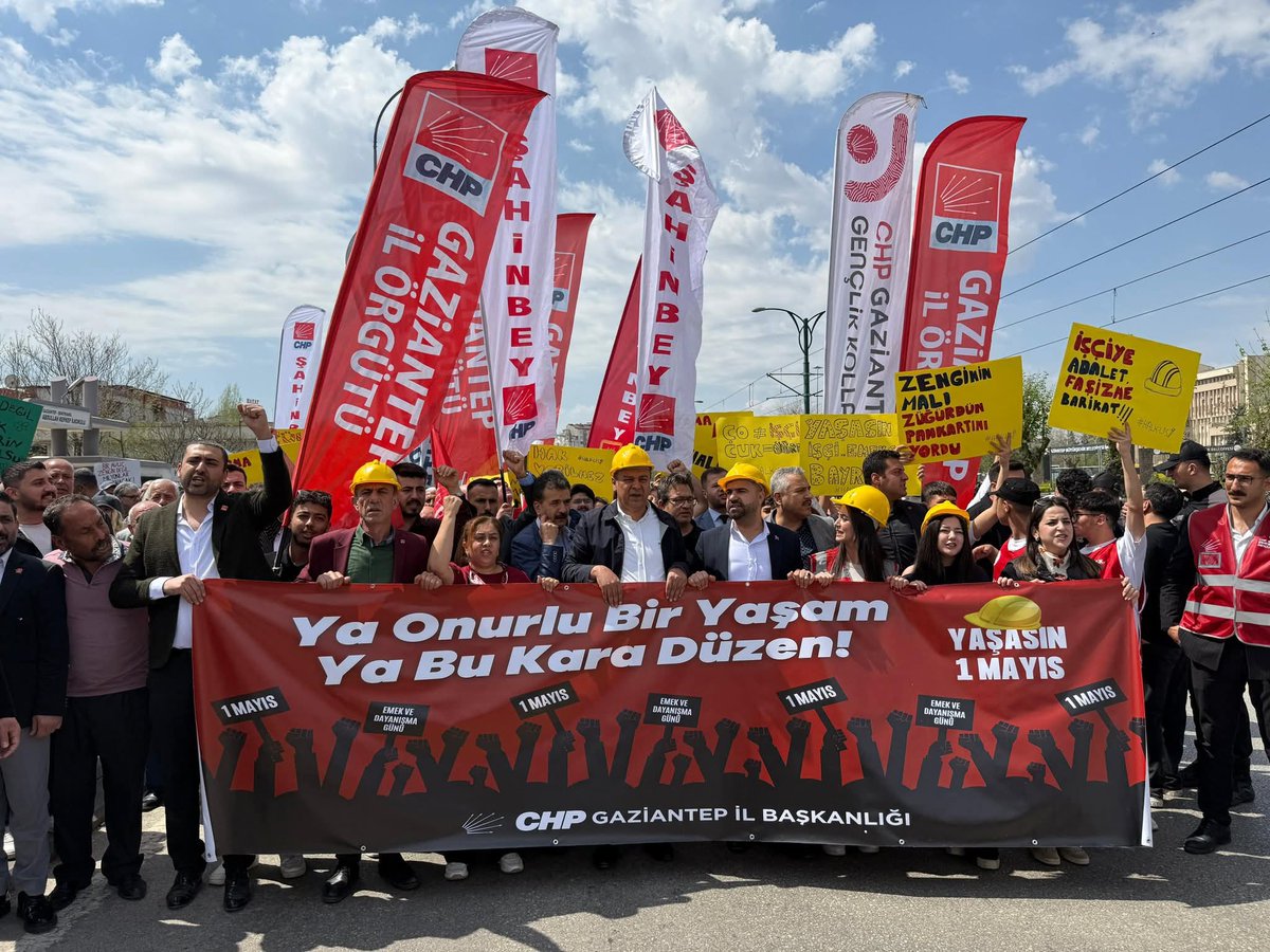chpgaziantepil's tweet image. Gaziantep’in dört bir yanından yükselen ses, emeğin ve adaletin sesidir!
CHP Gaziantep İl Başkanlığı olarak; işçimizin, çiftçimizin, tüm emekçilerimizin yanındayız.
Adil yarınları omuz omuza kuracağız.
En yüce değer emektir! 🤝🛠️
#1Mayıs #Gaziantep #CHP