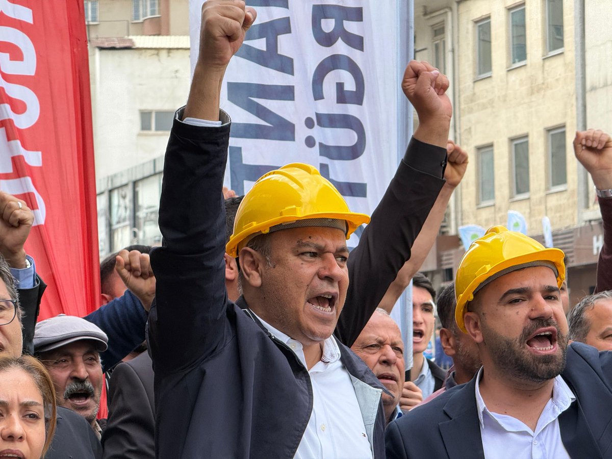 chpgaziantepil's tweet image. Gaziantep’in dört bir yanından yükselen ses, emeğin ve adaletin sesidir!
CHP Gaziantep İl Başkanlığı olarak; işçimizin, çiftçimizin, tüm emekçilerimizin yanındayız.
Adil yarınları omuz omuza kuracağız.
En yüce değer emektir! 🤝🛠️
#1Mayıs #Gaziantep #CHP