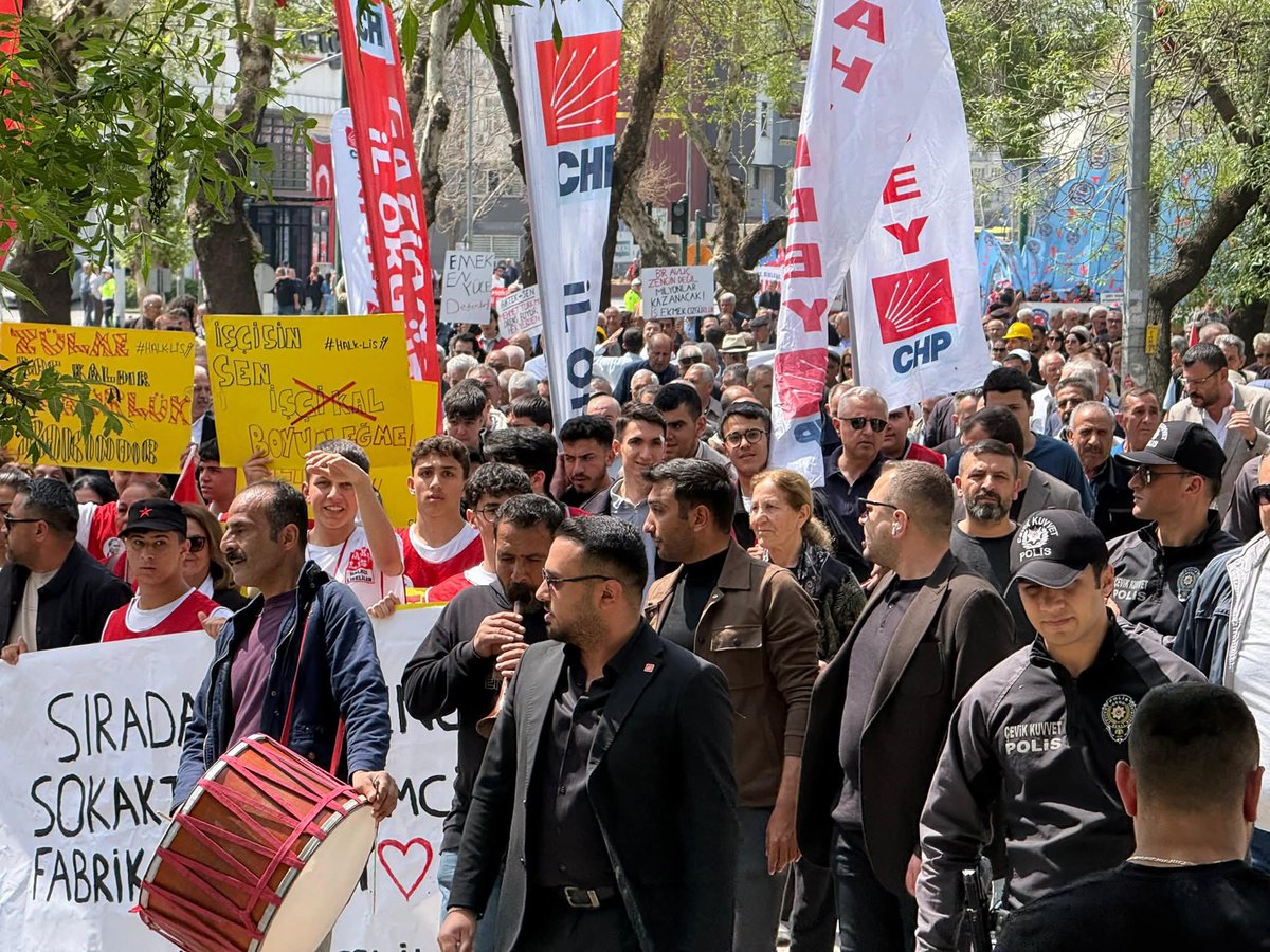 chpgaziantepil's tweet image. Gaziantep’in dört bir yanından yükselen ses, emeğin ve adaletin sesidir!
CHP Gaziantep İl Başkanlığı olarak; işçimizin, çiftçimizin, tüm emekçilerimizin yanındayız.
Adil yarınları omuz omuza kuracağız.
En yüce değer emektir! 🤝🛠️
#1Mayıs #Gaziantep #CHP