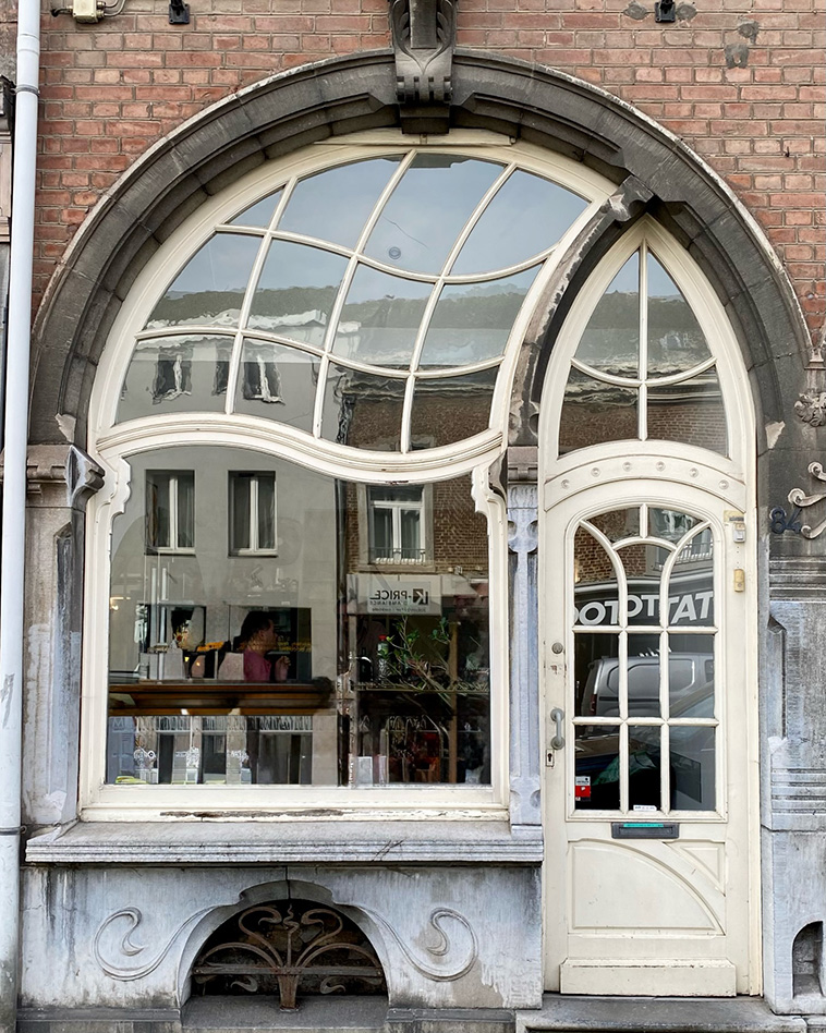 archpng's tweet image. A storefront that looks like it was drawn by hand. Even the glass seems to move.

This is Maison aux deux vitrines in Jambes, Namur, Belgium, designed by Belgian architect Adolphe Ledoux around 1908–1909.

📸 @art_nouveau_geek (IG)