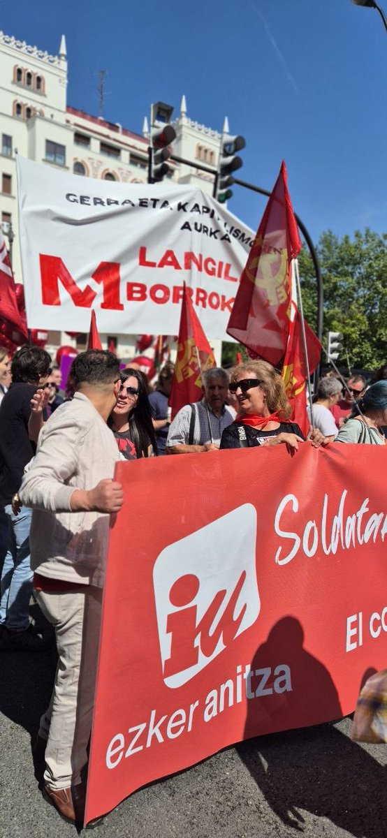 EzkerAnitzaIU's tweet photo. En las calles de Euskadi reivindicando el derecho a vivir en paz, a tener una vivienda accesible y derechos para trabajar. 

Gora langileon borroka!!
#PrimeroDeMayo https://t.co/pYbtuqdA81