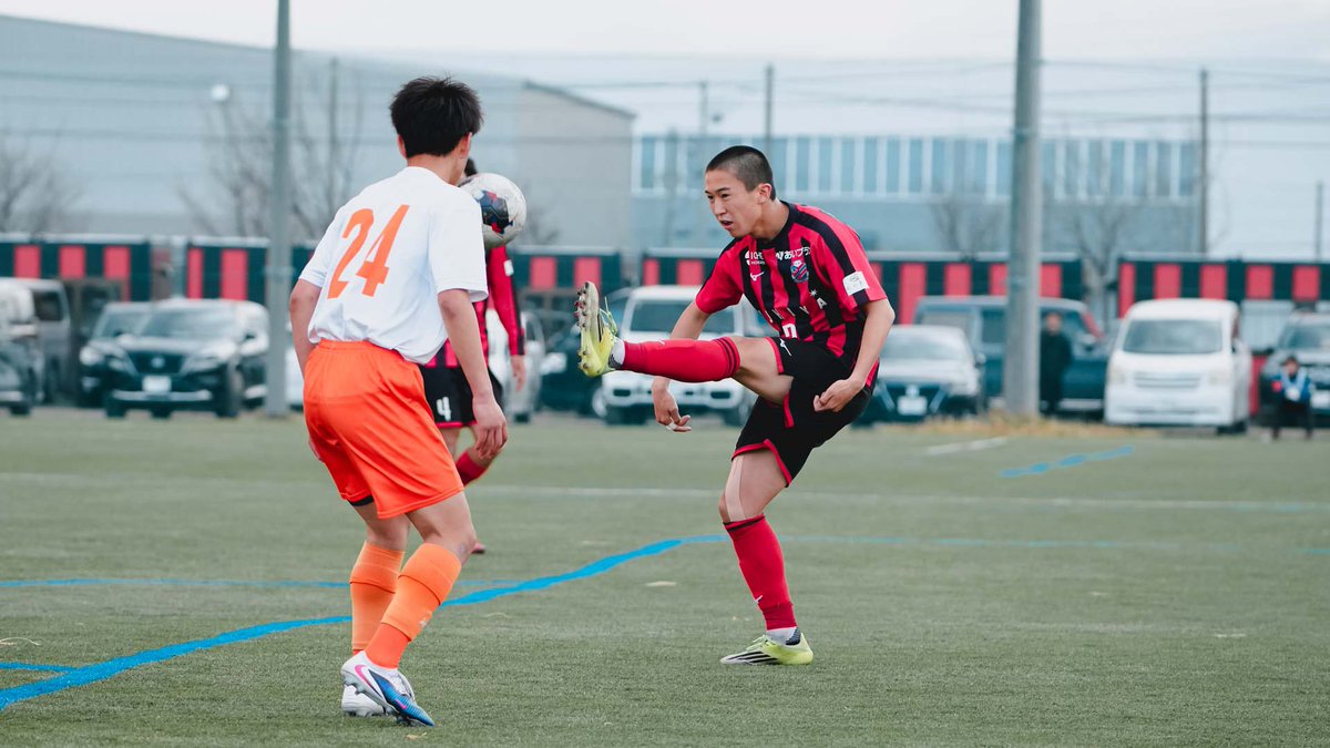 kurohiro10's tweet photo. 笹原悠

旭川U-15出身のレフティ。
U-18ではアンカーとして、チームの司令塔。
チームメートも全幅の信頼を寄せており、チームに不可欠な札幌U-18の心臓。

ボールを受けて捌くのが得意でサッカーIQも高い。長短のパス含め、ゲームコントロールとボール奪取能力も高水準。話していてもクレバー。 https://t.co/opBEGkfmVm