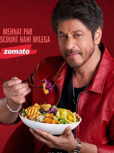 ShahRukhsWorld's tweet photo. Only #ShahRukhKhan👑can look at an inanimate object like it’s the love of his life. The soulful gaze🫠The gentle, lingering smile—To the rest of the world, it’s just a meal, to him, it’s a love story❤️‍🔥Nobody romances life (or lunch) quite like the King🤗 @zomato👌🏻
Pics #TeamSRKFC https://t.co/57eHTGf1eF