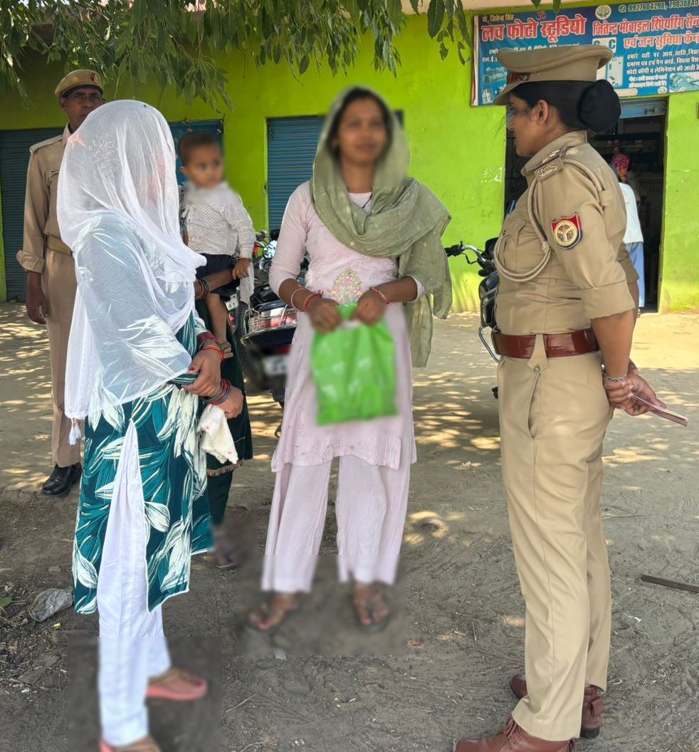 moradabadpolice's tweet image. #SSP @moradabadpolice के निर्देशन में थाना सोनकपुर पुलिस द्वारा #MissionShakti5 अभियान फेज-5 के तहत थाना क्षेत्रा0 भ्रमणशील रहकर महिलाओं/बालिकाओ को हे0नं0- 1090,112,181,1098,1930,1076 से प्राप्त होने वाली सुविधाओं आदि के बारे में जागरूक किया गया।
#नारी_सुरक्षा_सम्मान_स्वावलंबन
