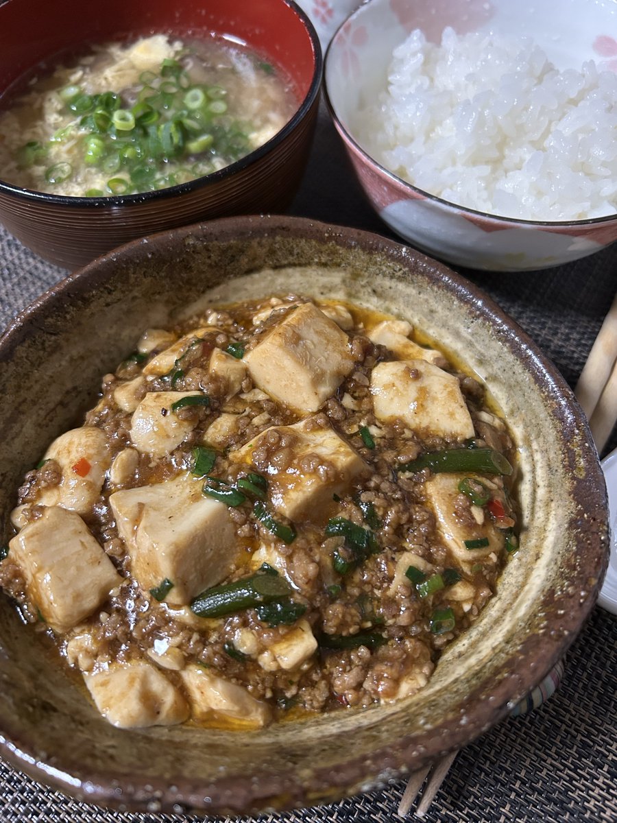 yokochin153604's tweet image. Good evening friends.

I was feeling lazy today, and slept all day.

But I made a delicious dinner.

Today’s dinner
“Mapo tofu”
“Egg drop soup with shiitake mushrooms”

Should I have made one more dish?😅

#homecooking 
#japanesefood