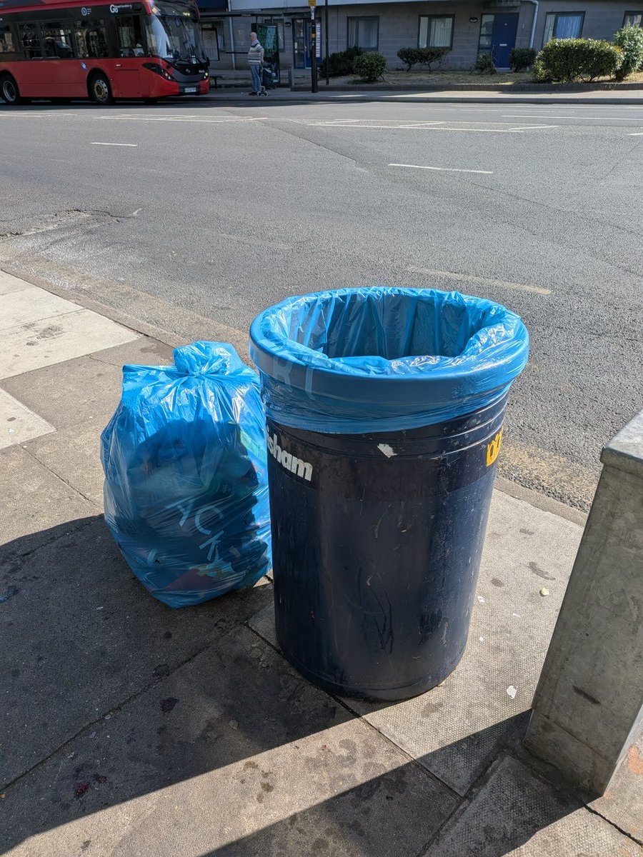 OurBellGreen's tweet image. One bag of #litter collected on this morning's school journey. Also emptied a full bin. #bellgreen #bellingham #se26 #sydenham