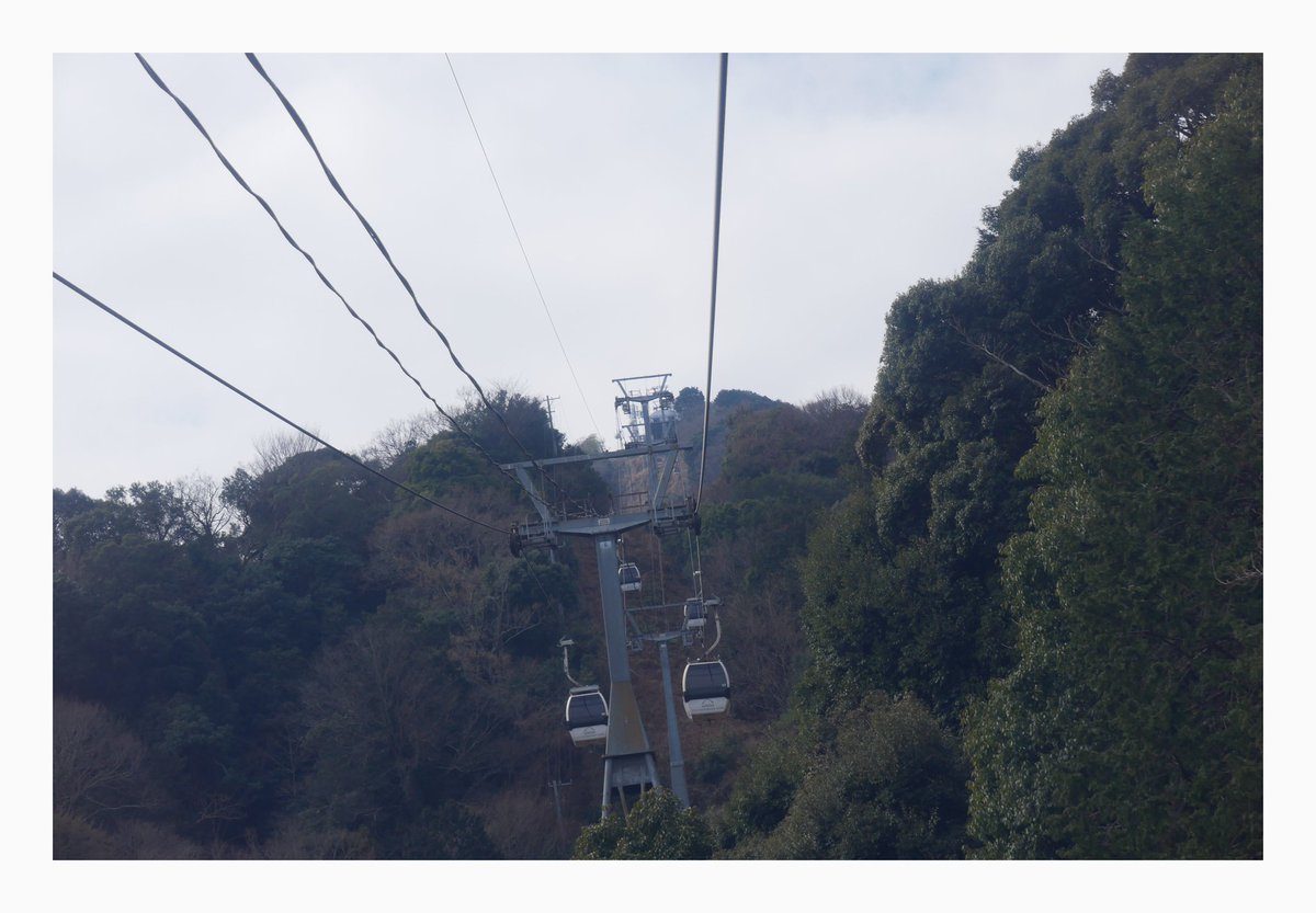 e58338212's tweet image. #楽しい旅

#旅

#Journey

#trip

#三月

#March

#静岡

#Shizuoka

#伊豆パノラマパーク

#Izu

#ロープ-ウェイ

#ropeway

#富士山

#Mt.Fuji

#Japan

　ロープ-ウェイに、乗りました

かなり、雲がかかっていたのですが

何とか富士山が見えました