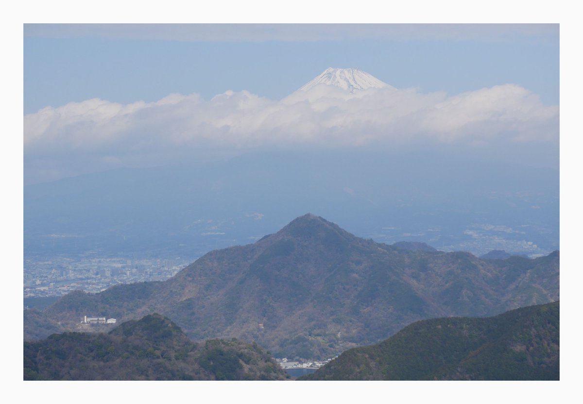 e58338212's tweet image. #楽しい旅

#旅

#Journey

#trip

#三月

#March

#静岡

#Shizuoka

#伊豆パノラマパーク

#Izu

#ロープ-ウェイ

#ropeway

#富士山

#Mt.Fuji

#Japan

　ロープ-ウェイに、乗りました

かなり、雲がかかっていたのですが

何とか富士山が見えました