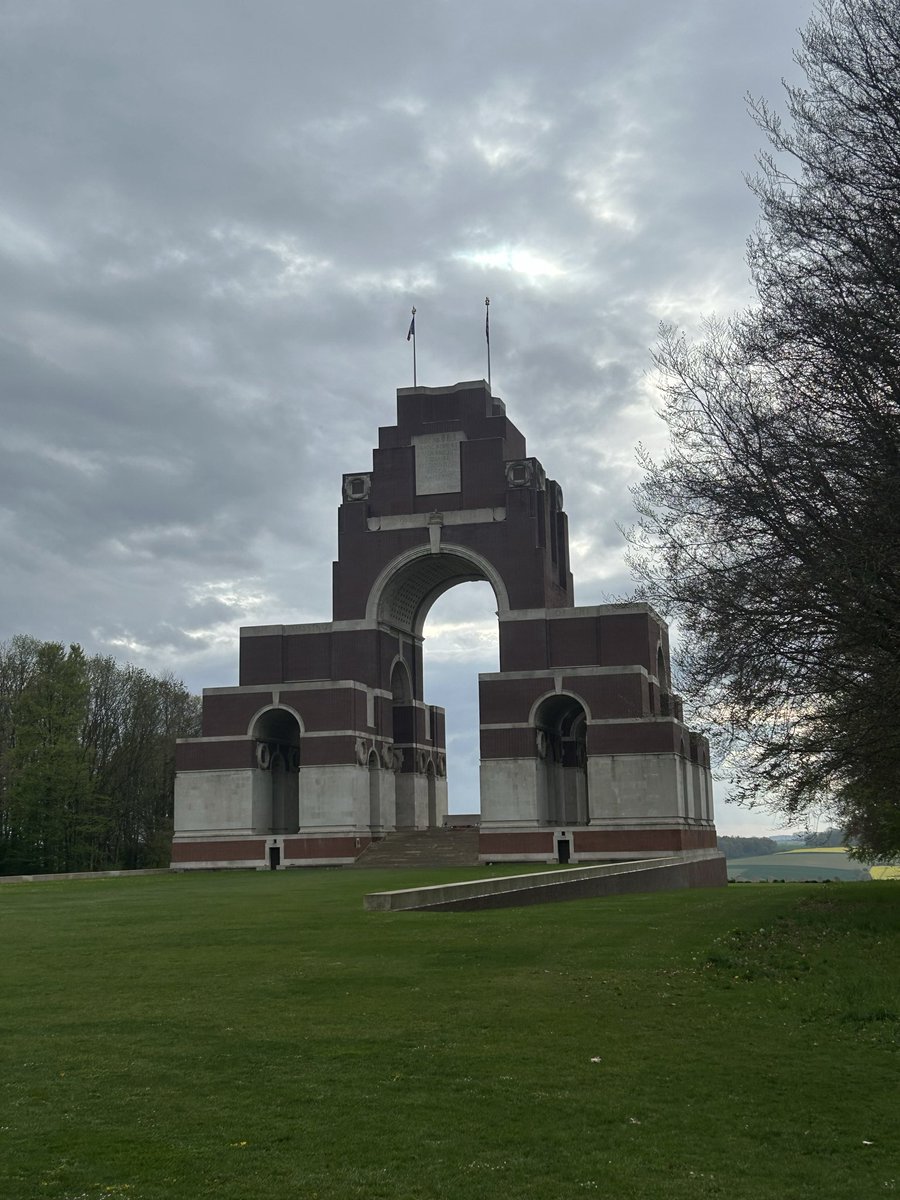 edward_gillin's tweet image. The Thiepval Memorial. A primary objective on the 1 July 1916, taken after hours of misery. The names of the 70k+ lost allied servicemen on the Somme are commemorated here. A masterpiece by architect Edwin #Lutyens, built 1928-32

#architecture #architect #firstworldwar #somme