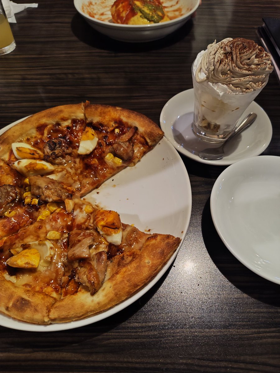 bernatetta's tweet photo. こういうピザを一人で一枚全部食べてみたかった(食べた) https://t.co/8VgoCJca6j