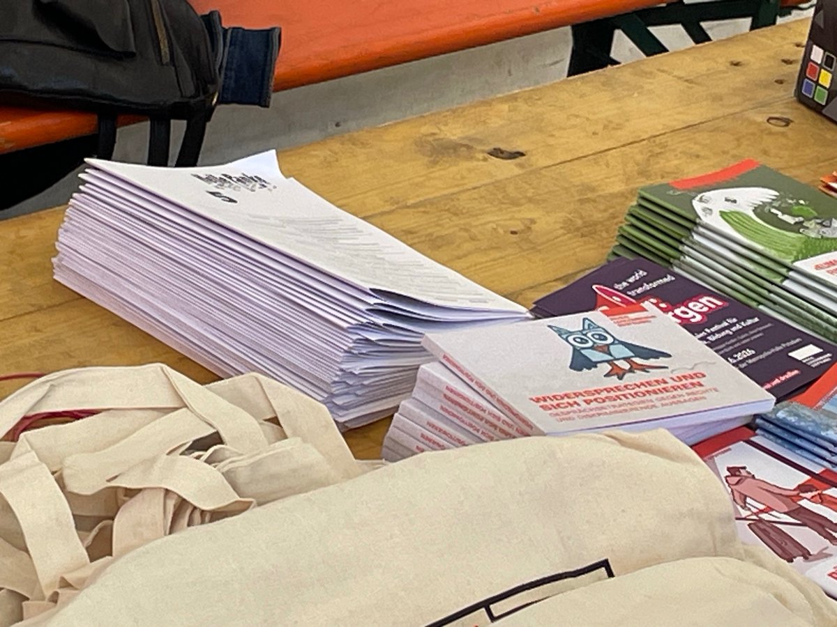 HellePanke's tweet photo. Wer unser Programm nicht in den Briefkasten bekommt, kann dieses am Stand der @rosaluxstiftung   auf dem 1. Mai-Fest am Mariannenplatz mitnehmen. https://t.co/zQXaUYFcsp