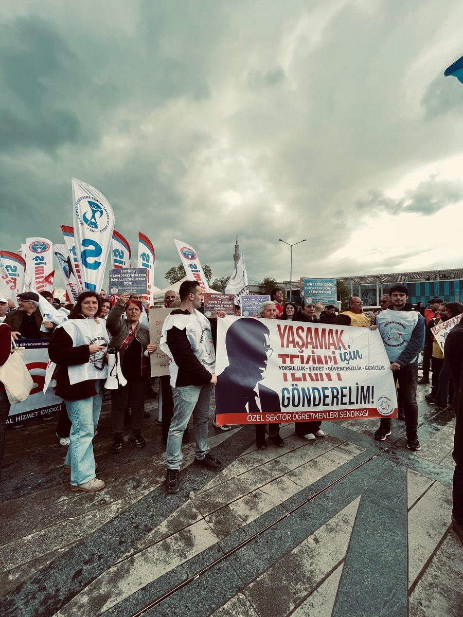 ogretmensendika's tweet photo. 📌Bursa
#1Mayıs2026 
Güvenceli bir geleceği, nitelikli bir eğitimi birleşik mücadele ile hep birlikte inşa etmek için alandayız.

Eğitimi savunalım, öğretmenliği yaşatalım, sömürüyü durduralım! 
İnsanca bir yaşam için Yusuf Tekin’i gönderelim! https://t.co/NW8270Qbza