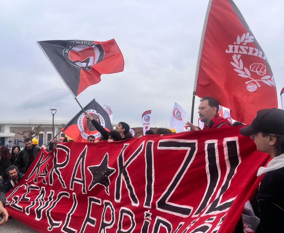 ultras_antifaa's tweet image. #Turkey — The May Day march of Gençlerbirliği supporters group KaraKızıl.