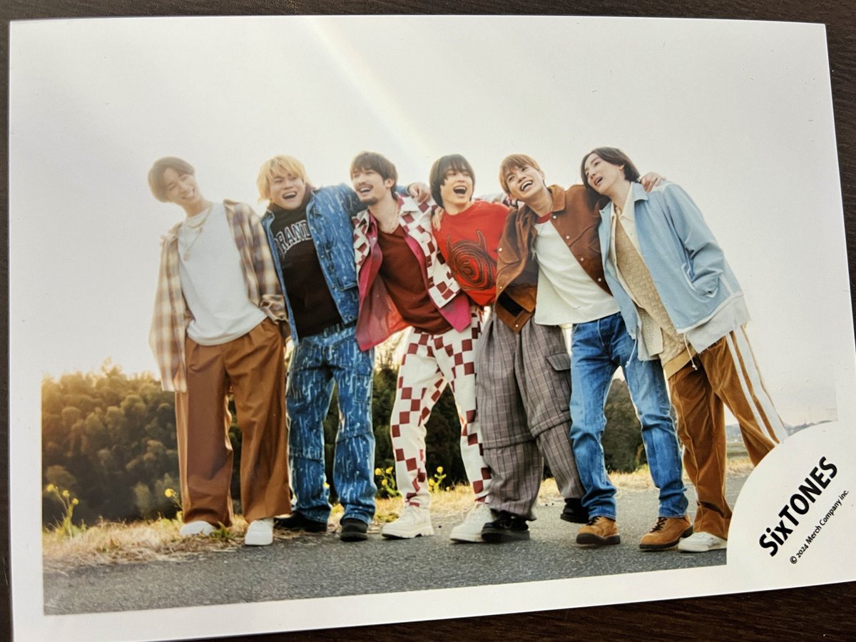drinkochanomizu's tweet photo. 結成11周年おめでとうございます！！
そして、いつもありがとうございます。
個人的にこの6人の写真がとても好きです。
これから先もずっと6人の音色が聴けますように。
#SixTONES結成11周年
#Happy11thAnnivST
#いつもありがとうSixTONES https://t.co/6y6jMFJLVd