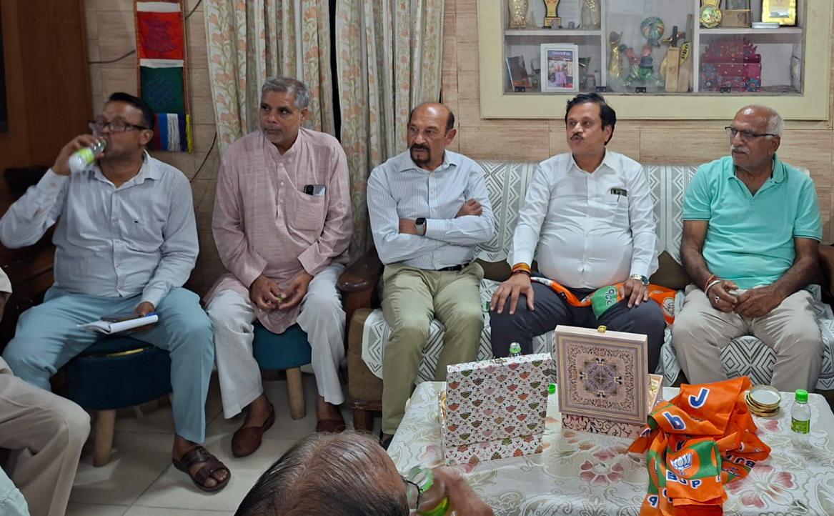 drkrishanbjp's tweet photo. रेवाड़ी नगर परिषद चुनाव में आज घर-घर जनसंपर्क कर भाजपा प्रत्याशियों के समर्थन में आमजन से आशीर्वाद लिया।
जनता का अपार स्नेह और विश्वास मिल रहा है।
आइए, विकास और “ट्रिपल इंजन सरकार” के लिए भाजपा के पक्ष में मतदान करें।

 #Rewari #BJP @Rao_InderjitS @ArtiSinghRao @NayabSainiBJP https://t.co/ZVNfXpOe6e