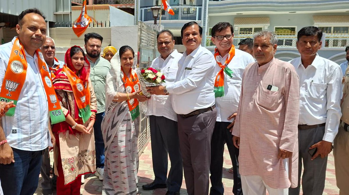 drkrishanbjp's tweet photo. रेवाड़ी नगर परिषद चुनाव में आज घर-घर जनसंपर्क कर भाजपा प्रत्याशियों के समर्थन में आमजन से आशीर्वाद लिया।
जनता का अपार स्नेह और विश्वास मिल रहा है।
आइए, विकास और “ट्रिपल इंजन सरकार” के लिए भाजपा के पक्ष में मतदान करें।

 #Rewari #BJP @Rao_InderjitS @ArtiSinghRao @NayabSainiBJP https://t.co/ZVNfXpOe6e