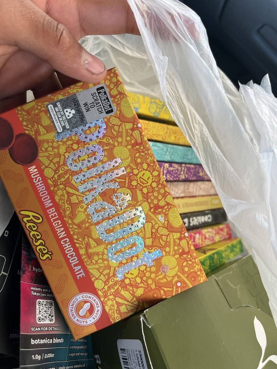 service_am42435's tweet photo. 🍄 PolkaDot🍫 Bars 
Apple Jacks 🍏 
Reese’s 🍫 
butterfinger🫵🏿
Ferrero rocher 🍫
thin mint
Samoas 
S’mores 
Godiva strawberries 🍓 
Cookies n cream 🍪 
Whoppers
$25 a bar 👨‍💻🇱🇷 https://t.co/g0cNVSFofy