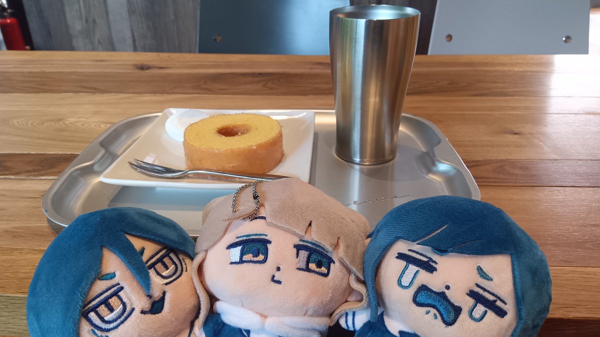 Rey___game's tweet photo. クラブハリエの焼き立てバームクーヘン、ぶくみーも食べたいんだね……泣かないでいいよあげるよ……ぶくミンもあげるね……ぶく長はなんでそんなにドヤ顔なの……？

#ぬいお出かけ撮影センター https://t.co/tlt866YV0S