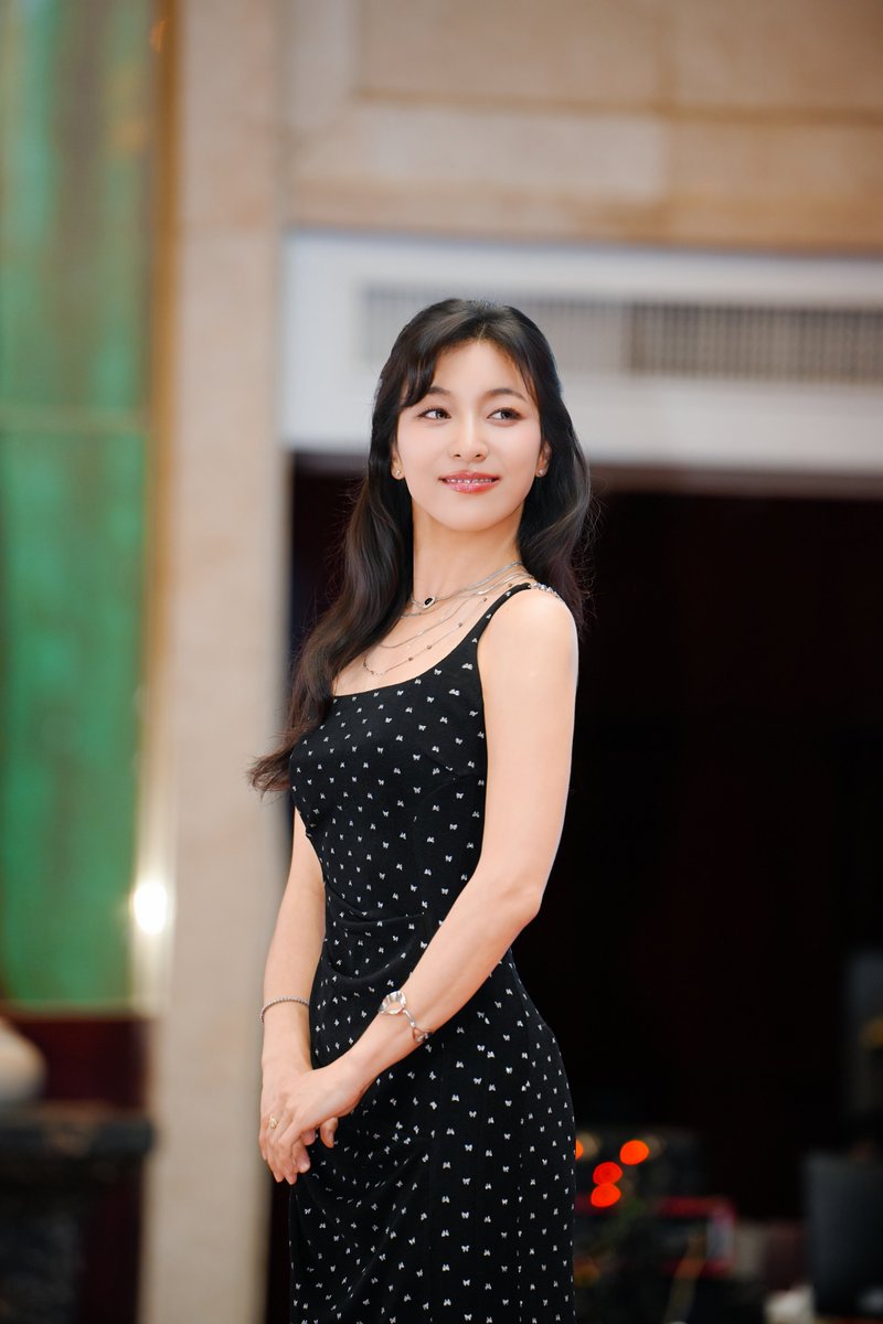 Neo_Grove's tweet photo. LUNA「花前月现」广州粉丝见面会

花前的每一次回眸
月神的每一瞬微笑
舞台上的每一刻闪耀…
感谢跨越山海而来的MeU们
让每一帧画面都定格成这个春天最闪耀的回忆。
花会再开，月会再圆，我们下次再见！🌙🌸

#Luna #루나 #박선영 #광저우 #GUANGZHOU https://t.co/Jd9z0Rl4nH