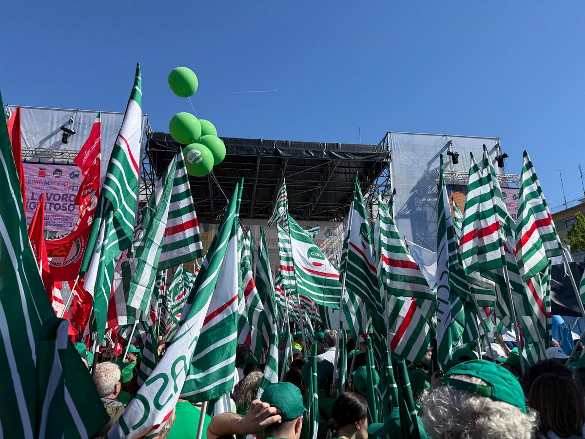 FisascatCislPug's tweet photo. Presenti a Marghera per la manifestazione unitaria di #CgilCislUil per ribadire il nostro impegno ad un lavoro dignitoso, ben retribuito, contrattualizzato, a difesa di nuove tutele e nuovi diritti per l'occupazione che cambia 

#PrimoMaggio #1M2026 #lavorodignitoso https://t.co/eTisadisE9