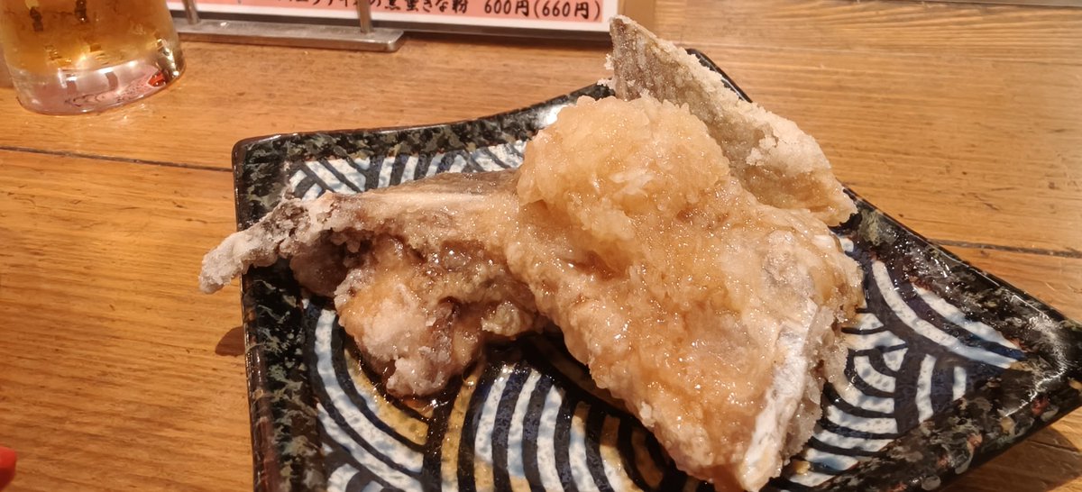 ako_ryo's tweet photo. 残業後、独りあそび邸。久しぶりに入れた！。写真はビールとお通しのヒラマサかま揚げ、セットの真鯛刺身、アジづけ、ヒラマサフライ。ヒラマサ多いな（笑）
#一人飲み #あそび邸 https://t.co/TIDn7iU2DS
