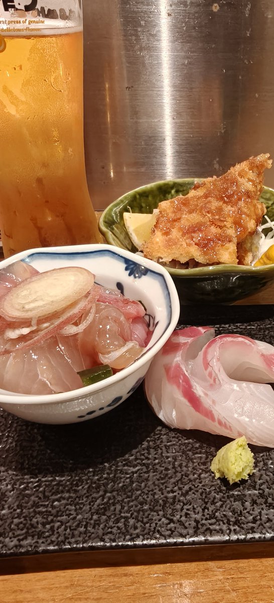 ako_ryo's tweet photo. 残業後、独りあそび邸。久しぶりに入れた！。写真はビールとお通しのヒラマサかま揚げ、セットの真鯛刺身、アジづけ、ヒラマサフライ。ヒラマサ多いな（笑）
#一人飲み #あそび邸 https://t.co/TIDn7iU2DS