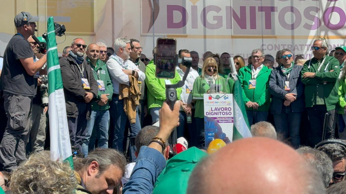 FisascatCislPug's tweet photo. Presenti a Marghera per la manifestazione unitaria di #CgilCislUil per ribadire il nostro impegno ad un lavoro dignitoso, ben retribuito, contrattualizzato, a difesa di nuove tutele e nuovi diritti per l'occupazione che cambia 

#PrimoMaggio #1M2026 #lavorodignitoso https://t.co/eTisadisE9