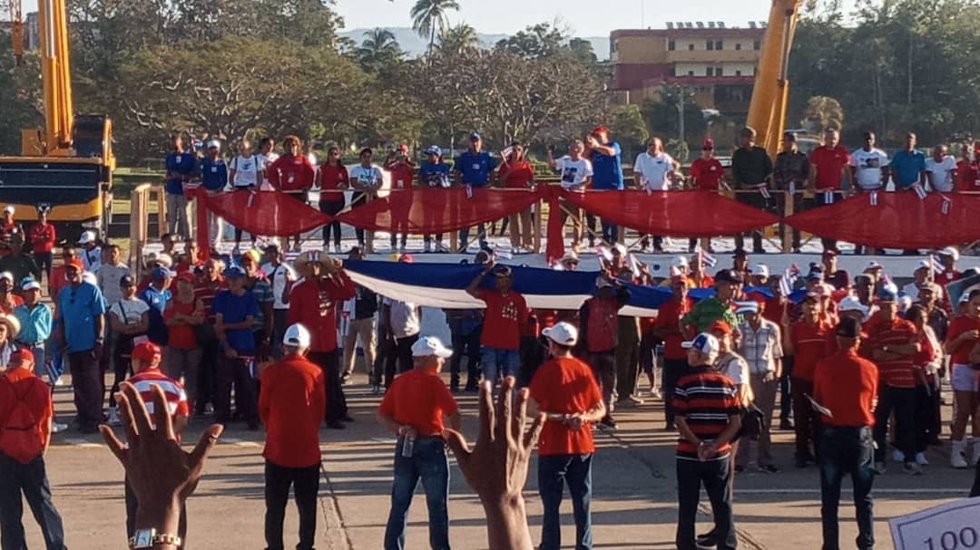 ElaGtmo's tweet photo. #Guantanamo marcha por #Cuba porque #LaPatriaSeDefiende
@DiazCanelB 
@yoeaberob1 
@alis https://t.co/om7c5rVZOW