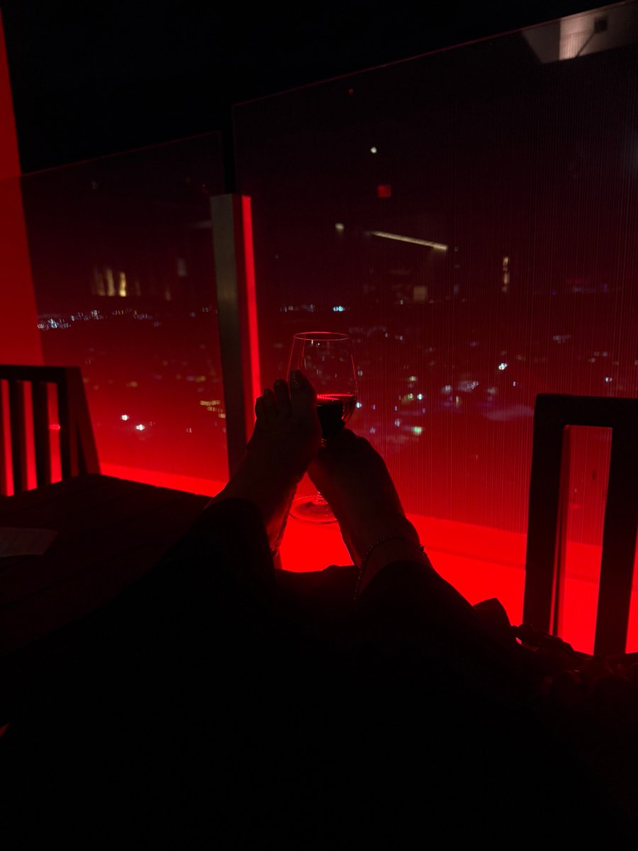 prettymixxxed's tweet photo. The city looked beautiful last night… but apparently I was the better view. https://t.co/oZgYFkfuBB