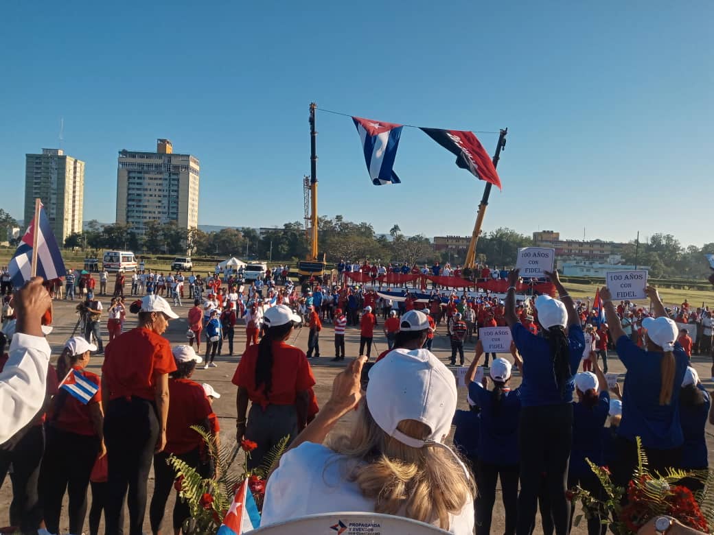 ElaGtmo's tweet photo. #Guantanamo marcha por #Cuba porque #LaPatriaSeDefiende
@DiazCanelB 
@yoeaberob1 
@alis https://t.co/om7c5rVZOW