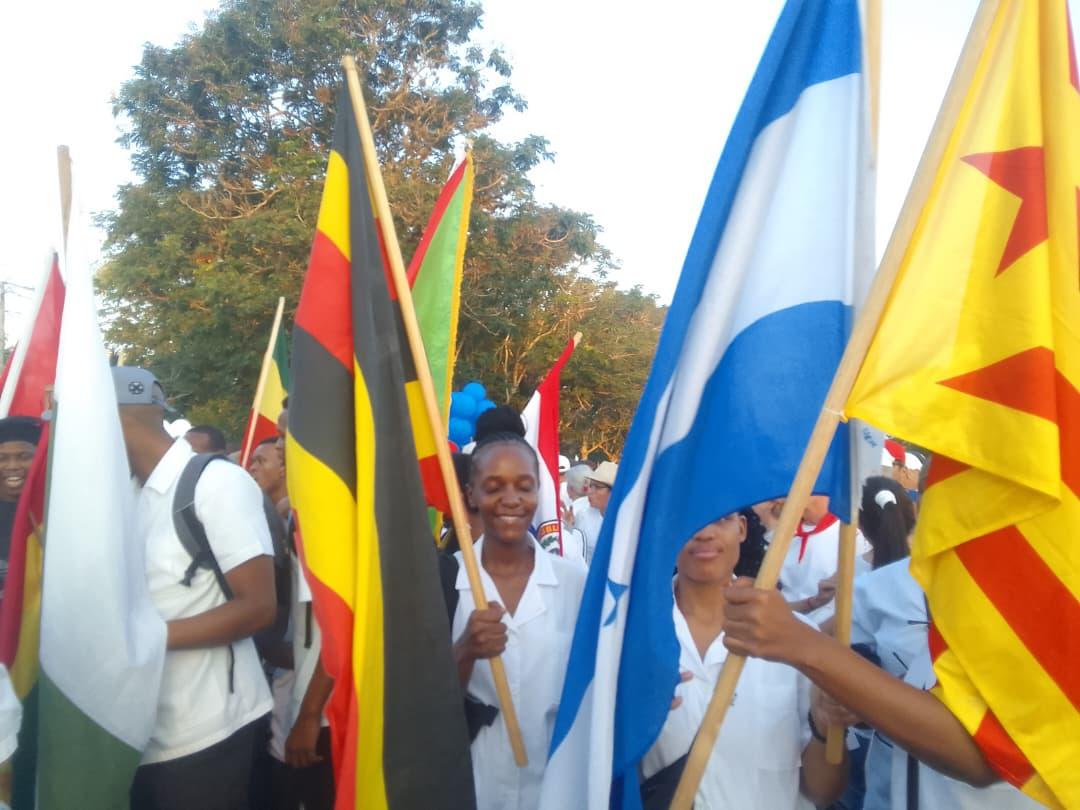 🌎🇨🇺 Primero de Mayo en la #UCMVC:
Estudiantes de otras nacionalidades marcharon con las banderas de sus países y la insignia cubana.

Un desfile de hermanad, vocación y compromiso.
#LaPatriaSeDefiende