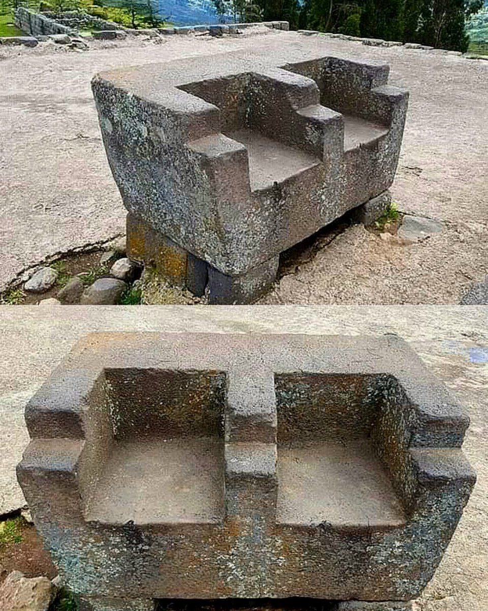 alb_giraldo's tweet photo. Probablemente, el #ushnu más impresionante que ha llegado hasta nuestros días —y que nos permite hacernos una idea del que existió en la plaza principal del #Cusco, #Haucaypata— es el del yacimiento arqueológico de #Vilcashuamán, en #Ayacucho.
Vilcashuamán (del quechua 𝙒𝙞𝙡𝙡𝙠𝙖 𝙒𝙖𝙢𝙖𝙣, «Halcón Sagrado») fue un importante centro ceremonial y administrativo del #Tahuantinsuyo. Los cronistas e historiadores lo describen frecuentemente como una de las ciudades más relevantes y sagradas del Imperio #Inca, a menudo considerada la segunda en importancia después del Cusco.
En el corazón del yacimiento se alza la imponente pirámide trunca escalonada de cinco plataformas, con un monumental portal de doble jamba y amplias escalinatas de acceso. Se trata del ushnu construido en el siglo XV, durante los reinados de Túpac Yupanqui y Huayna Cápac. Según las crónicas, la ciudad —fundada por orden del Inca Pachacútec tras la conquista de los chancas y pocras— fue diseñada con la forma de un halcón, ocupando el ushnu el lugar de la cabeza.
En su cima destaca el famoso «Asiento del Inca», un bloque monolítico con dos asientos esculpidos que, según el cronista Cieza de León, estaban recubiertos de láminas de oro y decorados con piedras preciosas. Desde allí, el Inca y la Coya presidían las ceremonias y rituales más importantes del imperio cuando se encontraban en la región.
El excelente estado de conservación de este conjunto lo convierte en uno de los ejemplos más valiosos y evocadores de la arquitectura incaica.
📸 Ushnu o pirámide de Vilcashuamán.
📸 Tiana o «Asiento del Inca» ubicado en su cima.