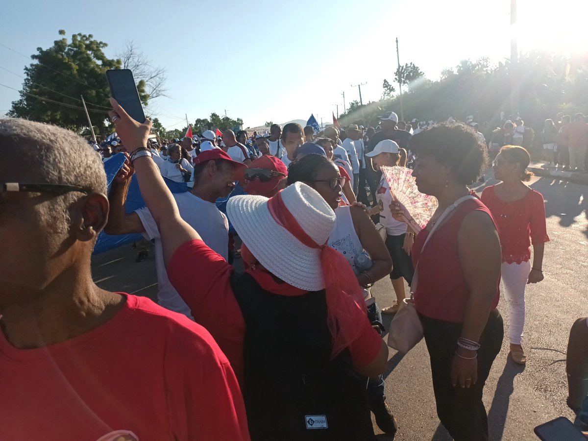 OrlandoJavierRG's tweet photo. Partivipa La Empresa de Bebidas y Refrescos Santiago de Cuba en el desfile por el 1ro de Mayo  junto la los trabajadores del MINAL y todos Sindicatos de la Provincia. LA PATRIA SE DEFIENDE https://t.co/doMfJ68YZr