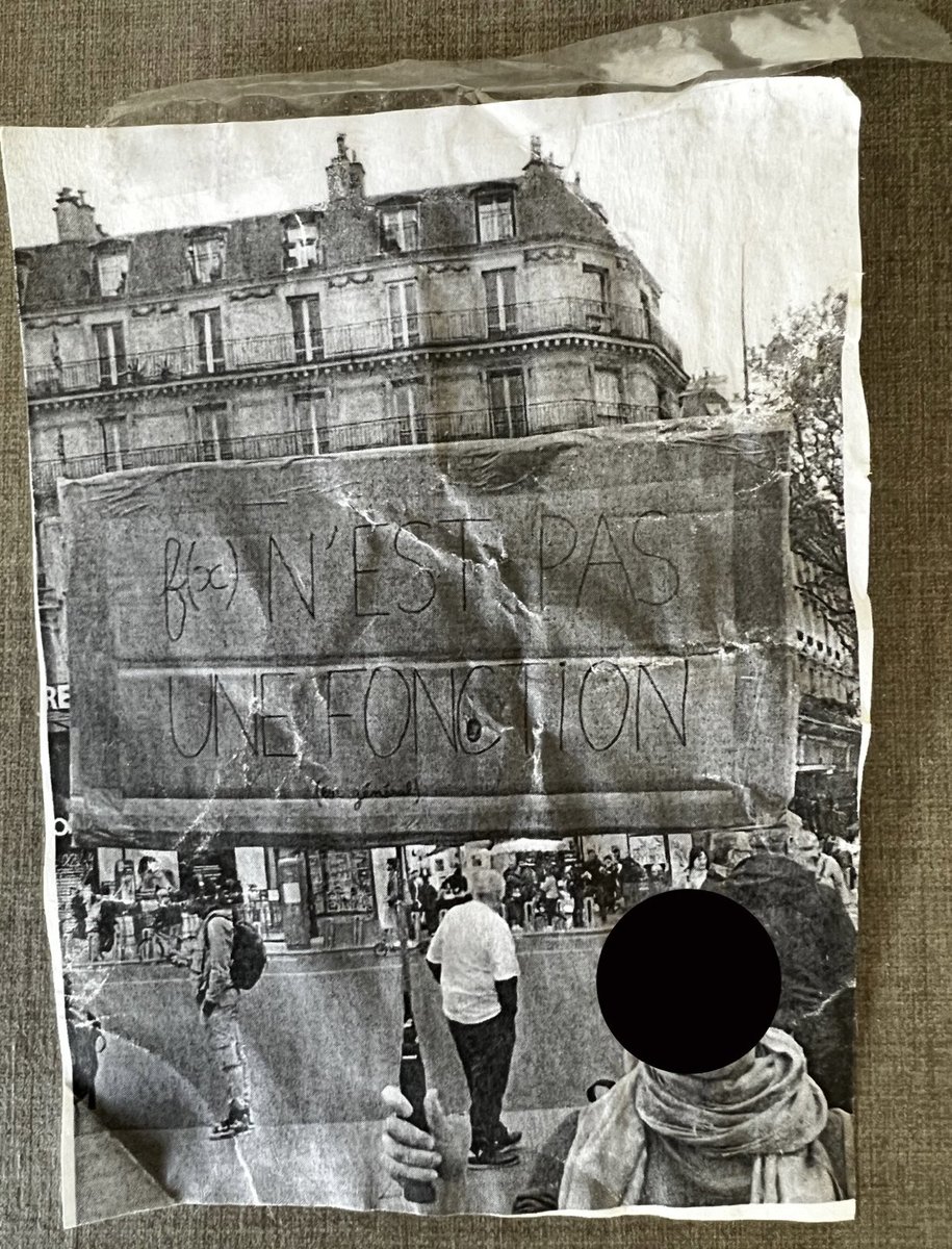 Liryza's tweet photo. la relique que je viens de retrouver, notre ancienne prof nous mettez une photo d’elle en manif dans nos premiers ds quand on rédigeait mal https://t.co/usmsi3j1nE