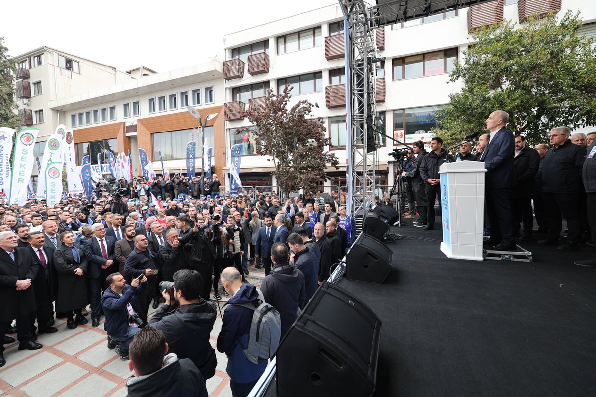 sekerissen's tweet photo. Türk-İş Konfederasyonumuzun öncülüğünde 1 Mayıs’ı Edirne’de coşkuyla kutladık.

Emeğin ve dayanışmanın simgesi 1 Mayıs’ı, Türk-İş öncülüğünde Edirne’de büyük bir coşkuyla kutladık. Emeğin, alın terinin ve dayanışmanın gücünü bir kez daha hep birlikte hissettik. İşçinin, emekçinin hakkının korunması; adil, güvenli ve insana yakışır çalışma koşullarının sağlanması için mücadelemizi kararlılıkla sürdürüyoruz.

Birlikten doğan gücümüzle, emeğin değer gördüğü bir gelecek için çalışmaya devam edeceğiz.

YAŞASIN 1 MAYIS  
YAŞASIN TÜRK-İŞ  
YAŞASIN ŞEKER-İŞ