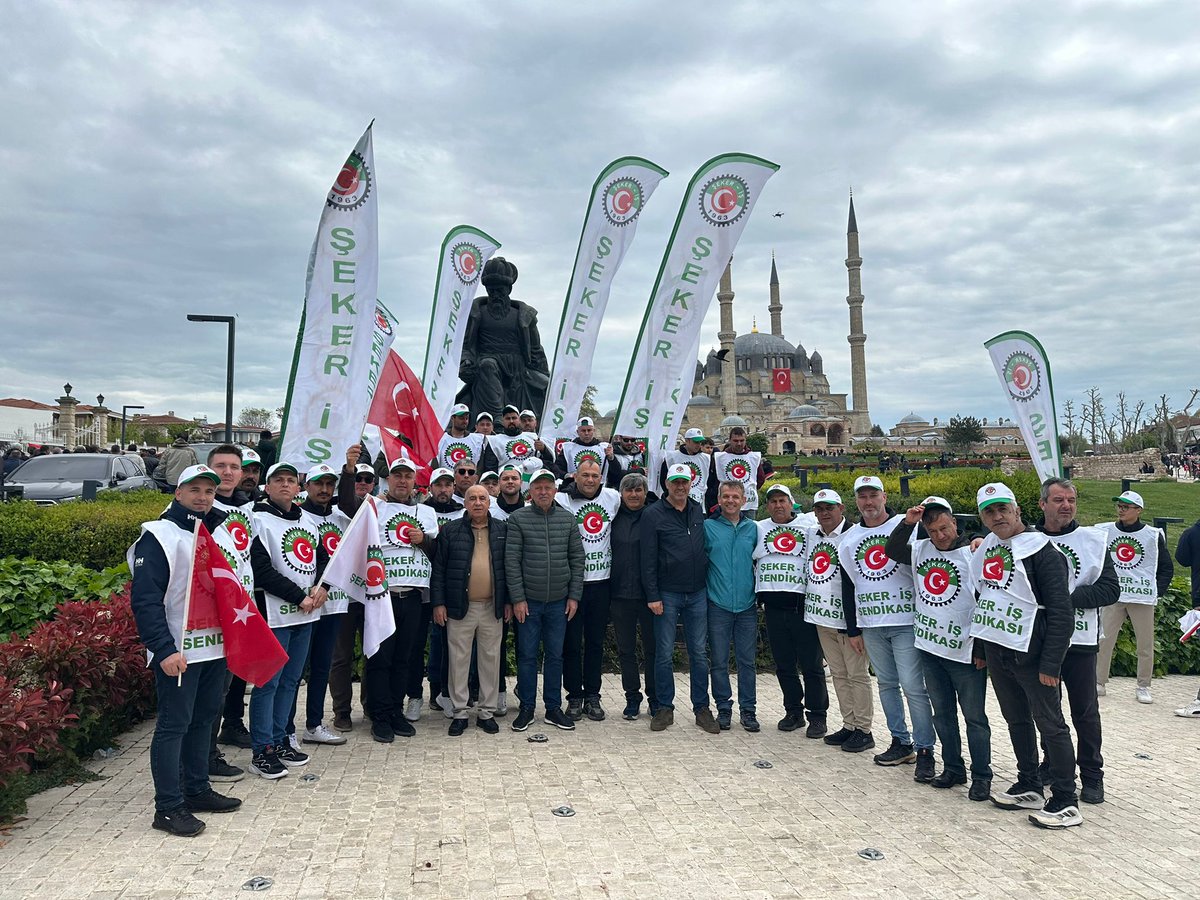 sekerissen's tweet photo. Türk-İş Konfederasyonumuzun öncülüğünde 1 Mayıs’ı Edirne’de coşkuyla kutladık.

Emeğin ve dayanışmanın simgesi 1 Mayıs’ı, Türk-İş öncülüğünde Edirne’de büyük bir coşkuyla kutladık. Emeğin, alın terinin ve dayanışmanın gücünü bir kez daha hep birlikte hissettik. İşçinin, emekçinin hakkının korunması; adil, güvenli ve insana yakışır çalışma koşullarının sağlanması için mücadelemizi kararlılıkla sürdürüyoruz.

Birlikten doğan gücümüzle, emeğin değer gördüğü bir gelecek için çalışmaya devam edeceğiz.

YAŞASIN 1 MAYIS  
YAŞASIN TÜRK-İŞ  
YAŞASIN ŞEKER-İŞ