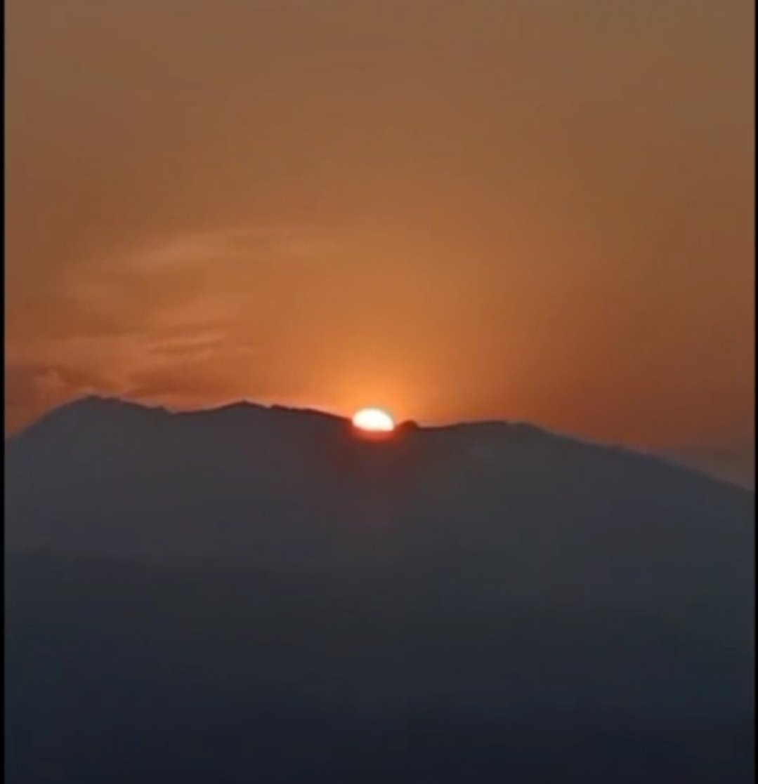 Chatitopablito1's tweet photo. Por eso le llaman la cuna del sol. 
Debajo! https://t.co/ALknMNgLYL