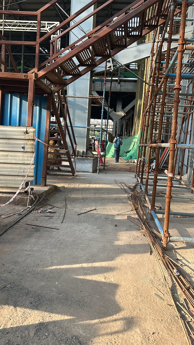 Sarjak99's tweet photo. @PMOIndia - this is the scene at Gurgaon stn https://t.co/S8Z5vda3rG