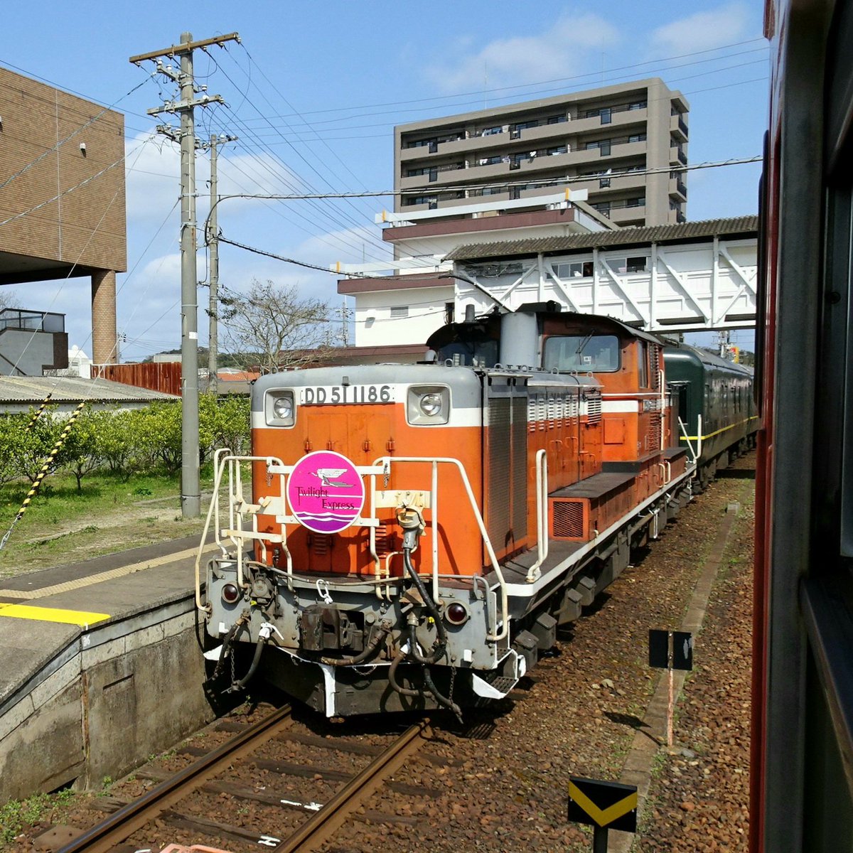 山陰本線 東萩駅に停車するDD51-1186号機牽引トワイライトエクスプレス
ホーム先端ギリギリの停車だったので、先に発車するキハ47から撮影しました。
#DD51の日