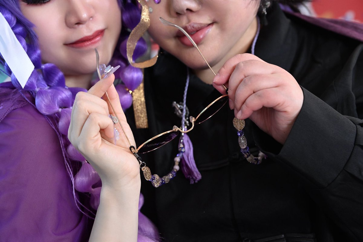 3miraai6_cos's tweet photo. #創作コスプレ
#0307創作ヤンデレパープル

🪻👑@ 3miraai6_cos 
🔮💎@TokiCAM33102 

撮影🟪禍さん@doutanukimasa 

❥・・ ┈┈┈┈┈┈┈┈┈┈ ・・❥

自称悪い大人なのに悪い事出来ない溺愛系ヤンデレ…ときめいてしまう🫶眼鏡を外すときらきらのストーンが覗くデザインが鴇さんらしくて素敵🫣💜 https://t.co/CSRQHcCXXn