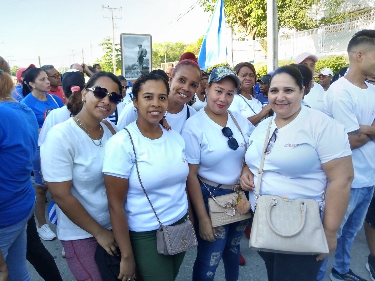 🇨🇺 #BancariosCubanos nos unimos a la celebración de la gran familia proletaria en toda #Cuba. 

¡Feliz #1Mayo a todos! 🇨🇺 #LaPatriaSeDefiende #BandecGuantánamo
