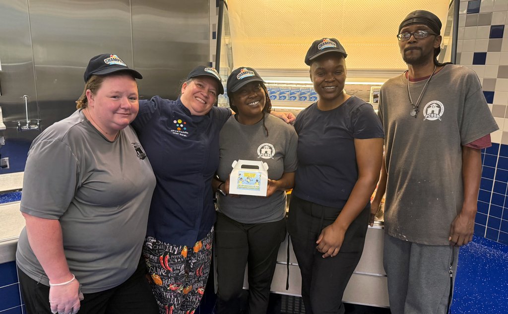 SHESBears's tweet photo. 🍽️ It’s National School Lunch Hero Day! 🦸‍♀️🦸‍♂️
Today we’re celebrating our Champions of the Tray — the incredible nutrition professionals who prepare and serve meals to students across PCSSD.  Join us in saying THANK YOU to your favorite lunch hero below! #SchoolLunchHeroDay https://t.co/aftU9wVOT2