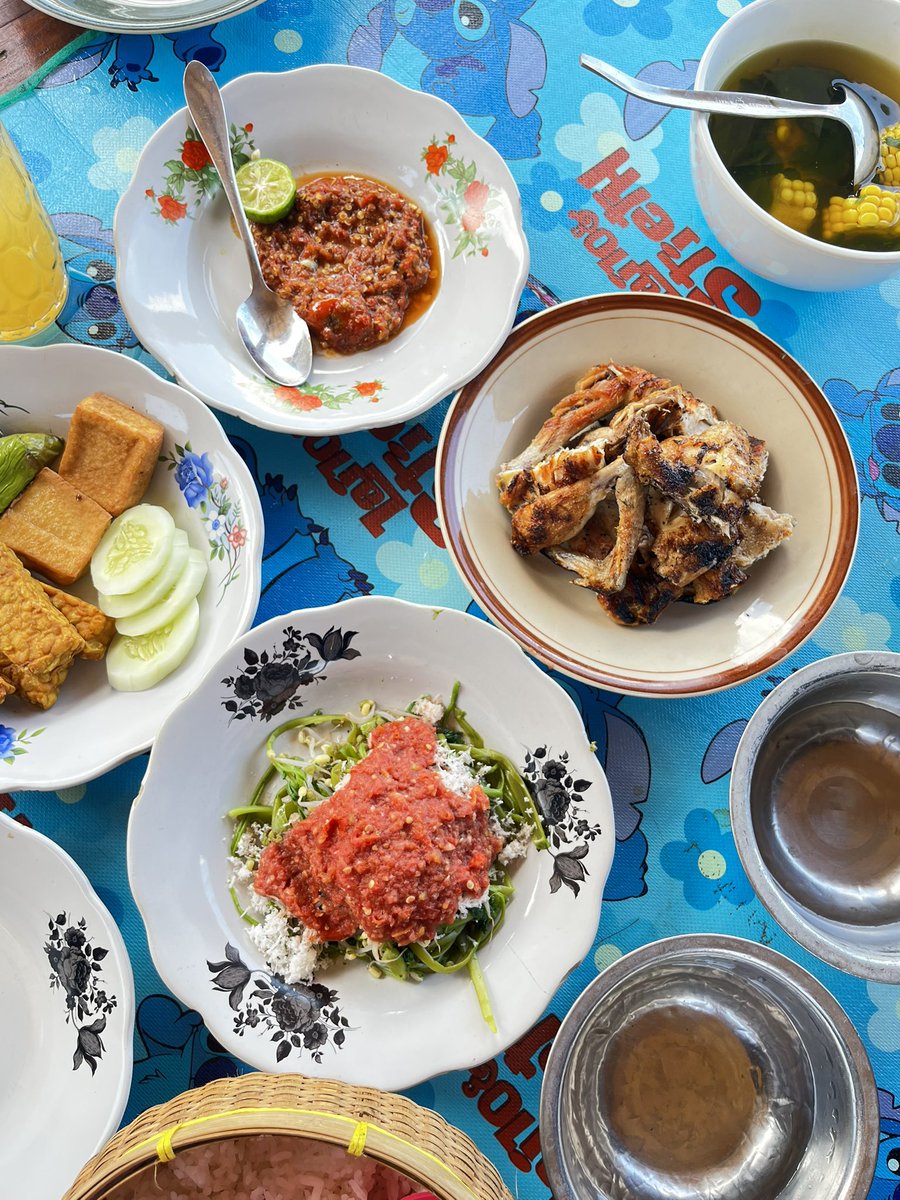 cikersss's tweet photo. Makanan warga Lombok:

Plecing kangkung - nasi balap puyung - ayam taliwang - sate rembiga - sate bulayak - sate pusut

Lidah Makassarku agak kurang cocok yaa sama makanan khas Lombok ini 😌 https://t.co/M55H8IoyZW