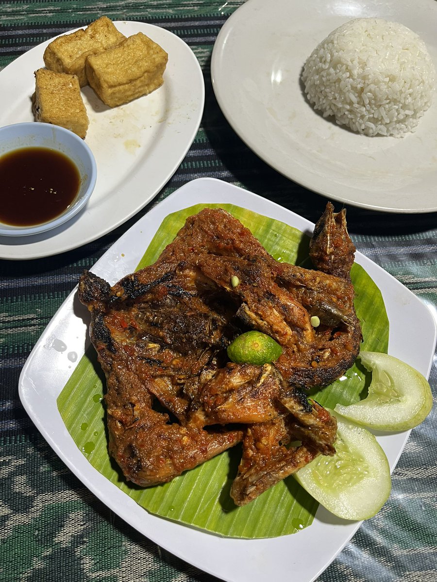 cikersss's tweet photo. Makanan warga Lombok:

Plecing kangkung - nasi balap puyung - ayam taliwang - sate rembiga - sate bulayak - sate pusut

Lidah Makassarku agak kurang cocok yaa sama makanan khas Lombok ini 😌 https://t.co/M55H8IoyZW