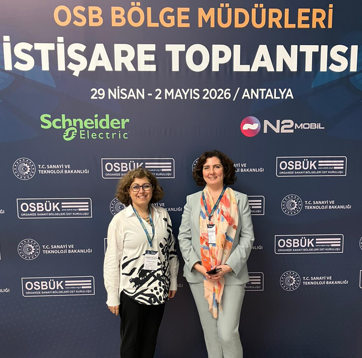 GOSB1986's tweet photo. Bölge Müdürümüz Kevser Uygur Oylumlu ile Sürekli İyileştirme ve Kalite Müdürümüz Funda Yılmaz Organize Sanayi Bölgeleri Üst Kuruluşu (OSBÜK) tarafından Antalya’da düzenlenen OSB Bölge Müdürleri İstişare Toplantısına katılım sağladılar.

OSBÜK Başkanı Memiş Kütükcü'nün ev sahipliğinde gerçekleştirilen, Sanayi ve Teknoloji Bakan Yardımcısı Oruç Baba İnan, Milli Eğitim Bakan Yardımcısı Celile Eren Ökten ve Türkiye’nin 81 ilinden gelen OSB Bölge Müdürleri ile OSB’lerin ilgili personellerinin katılımı ile başlayan toplantıda, enerjiden ikiz dönüşüme, su verimliliğinden mesleki eğitime, finansmandan kişisel gelişime kadar çok geniş konu başlıkları yer alıyor.

29 Nisan 2026 tarihinde başlayan toplantı, 2 Mayıs 2026 tarihine kadar devam edecek.