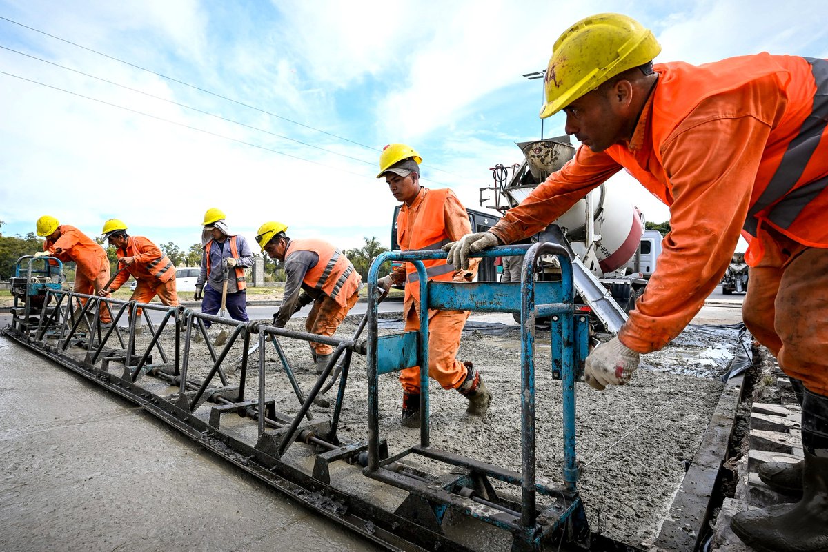 CopesRoberto's tweet photo. 🚧 En cada obra que impulsamos hay esfuerzo y dedicación, pero por sobre todas las cosas hay un equipo comprometido que empuja siempre para adelante.

Feliz día del trabajador a quienes marcan la diferencia y aportan valor, hasta en el mínimo detalle, al crecimiento de Malvinas. https://t.co/TAC4ccSFfs